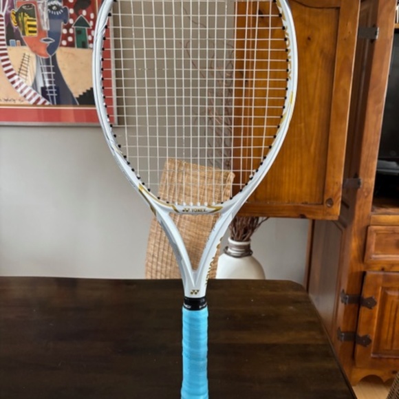 YONEX EZONE 100 Racquet: Naomi Osaka Gold Edition 4 3/8 grip - Picture 2 of 9